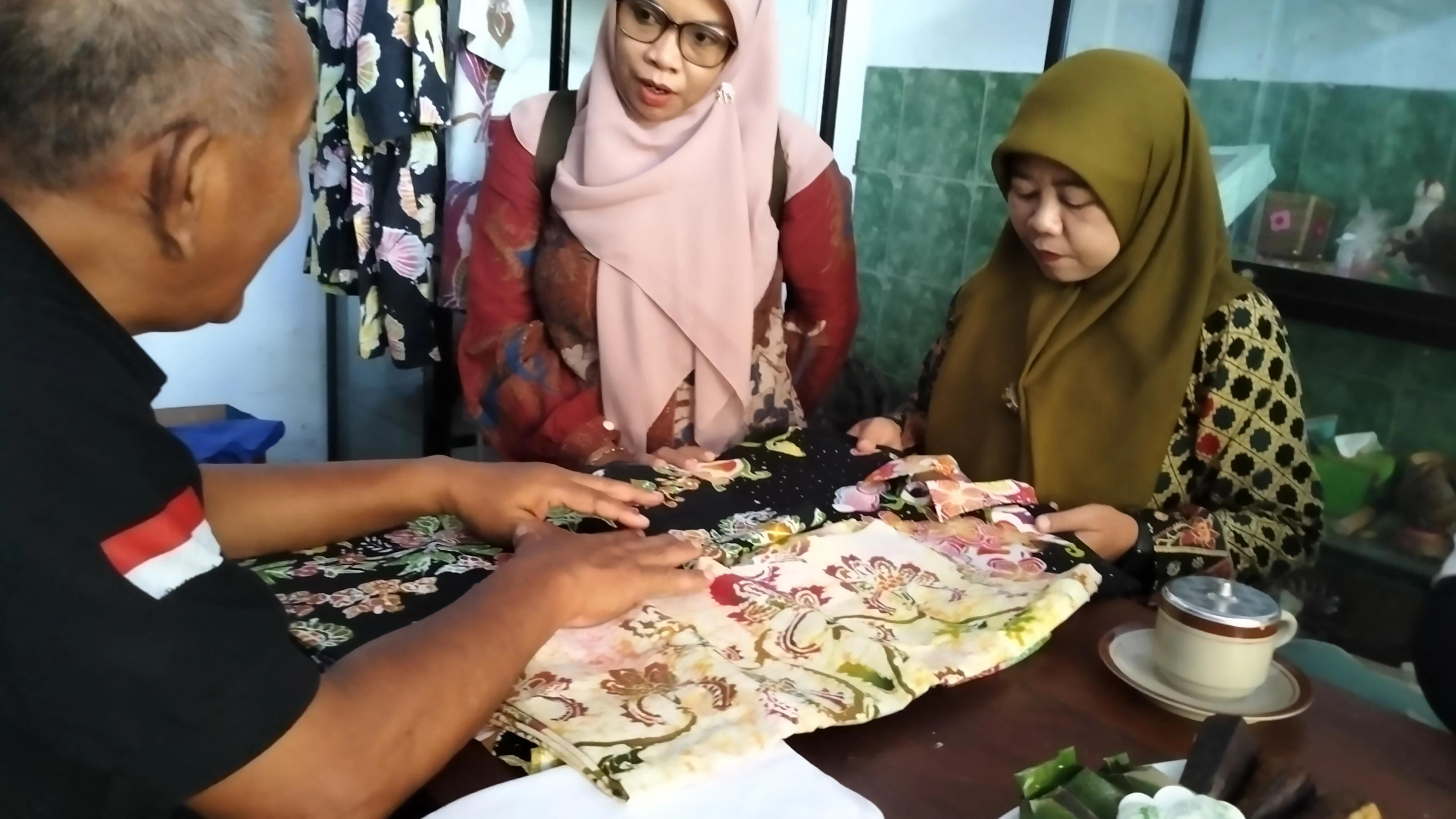 Tim PKM mengamati koleksi kain Batik TGP bersama mitra sebagai bagian dari kegiatan observasi di SMPN 2 Sumberpucung.
