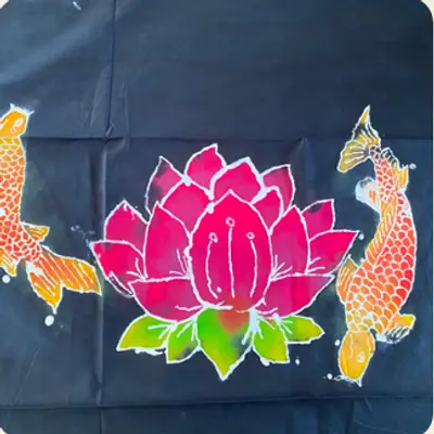 Kain Batik Tulis Malangan motif teratai merah muda dan sepasang ikan koi berlatar hitam.