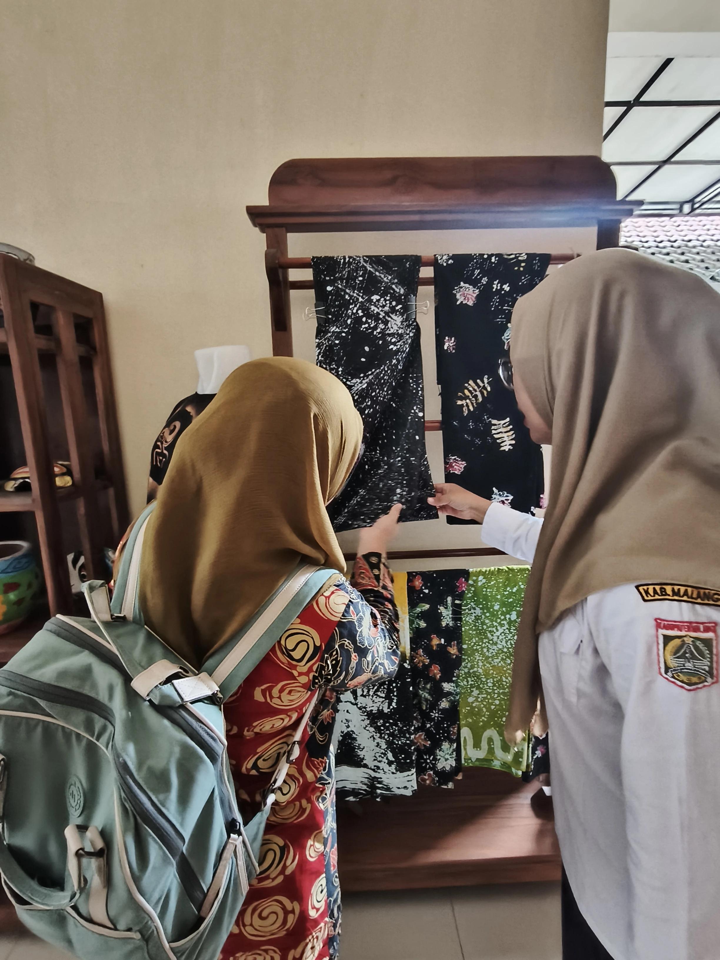 Rapat persiapan tim akademik dan tokoh desa di balai warga