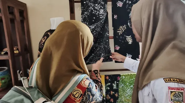 Rapat persiapan tim akademik dan tokoh desa di balai warga