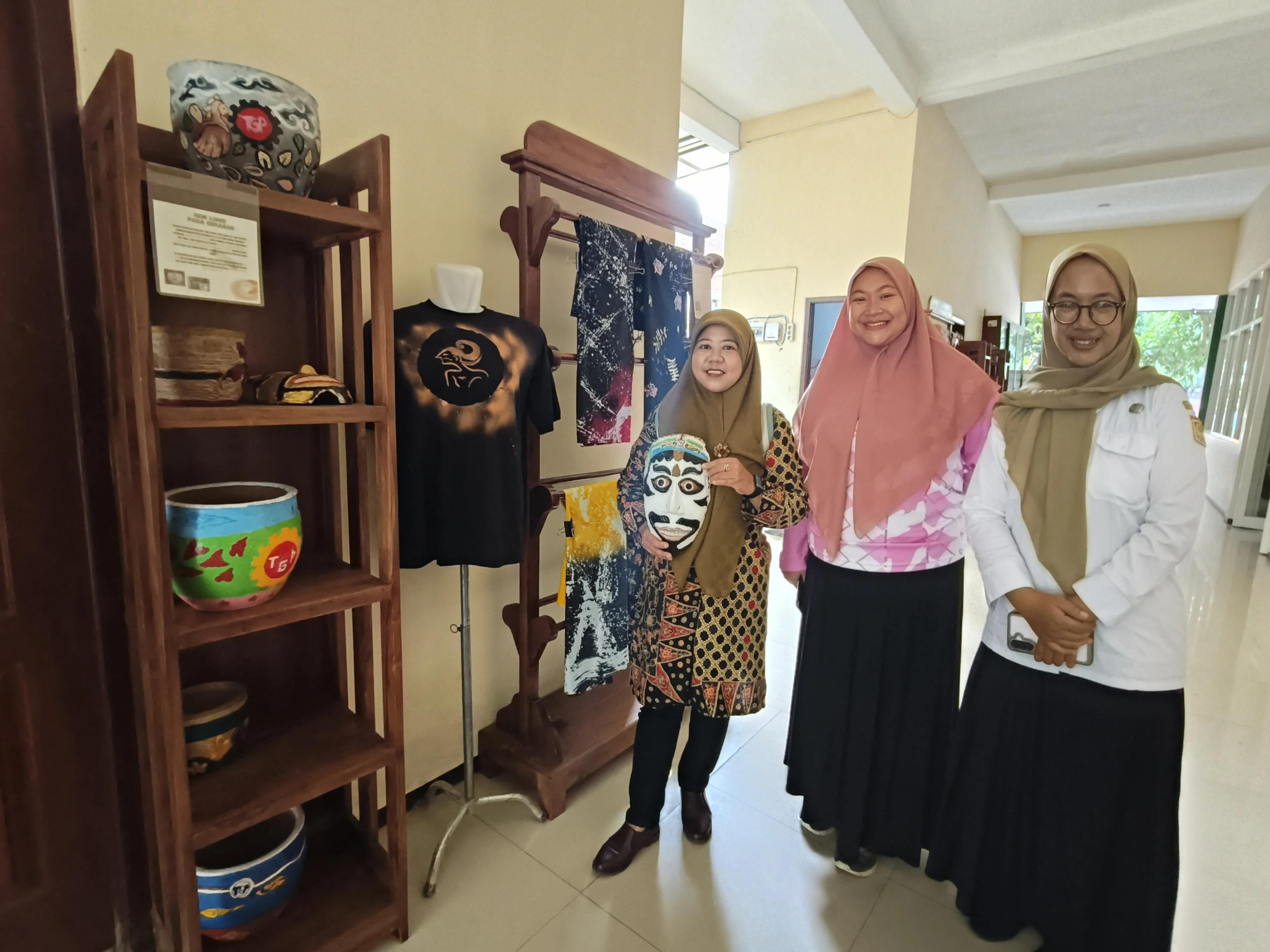Kegiatan observasi Program PKM dengan mengamati koleksi Batik TGP di ruang produksi SMPN 2 Sumberpucung.
