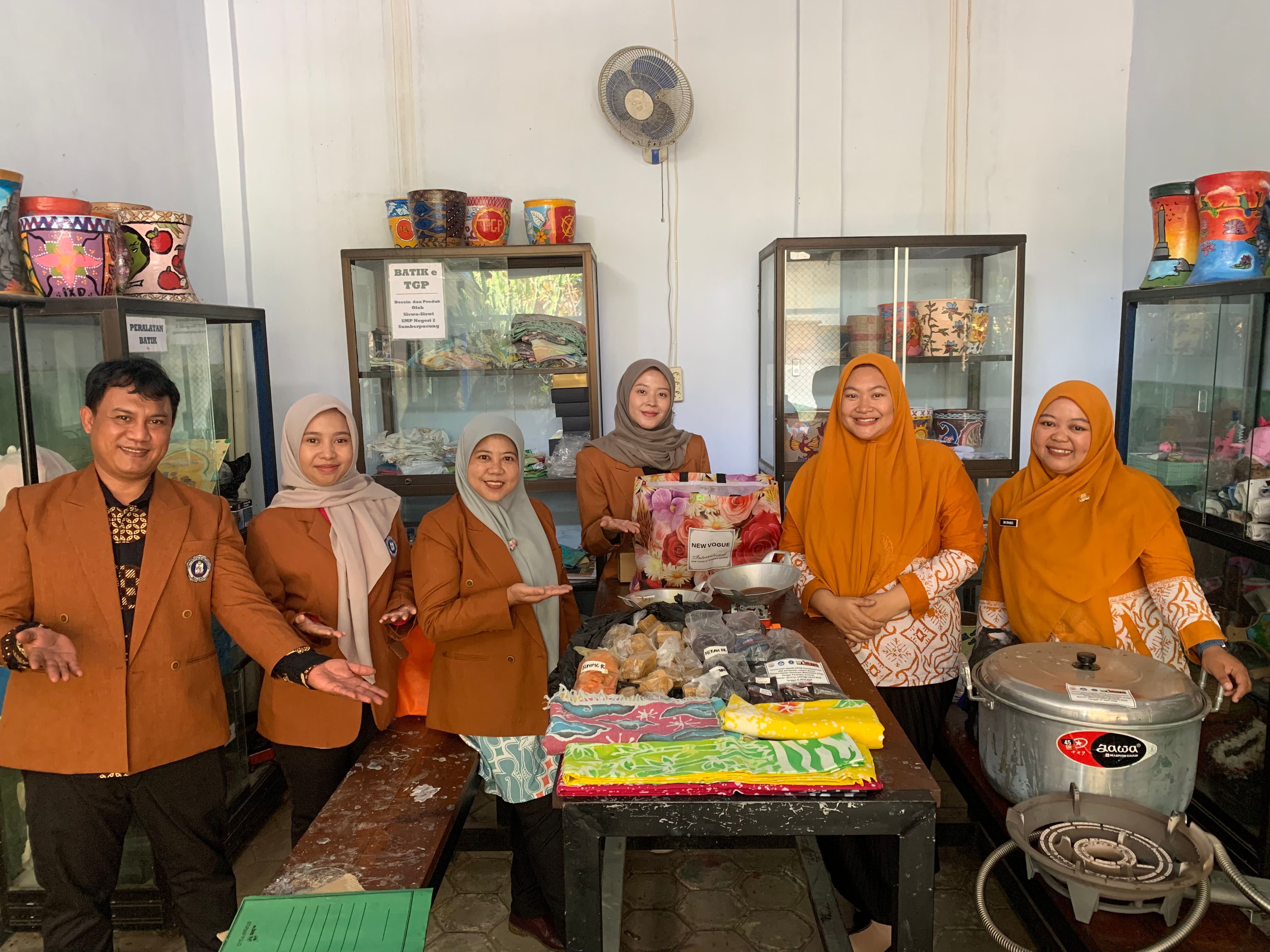 Tim PKM berfoto bersama guru dan siswa SMPN 2 Sumberpucung.