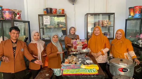Tim PKM berfoto bersama guru dan siswa SMPN 2 Sumberpucung.
