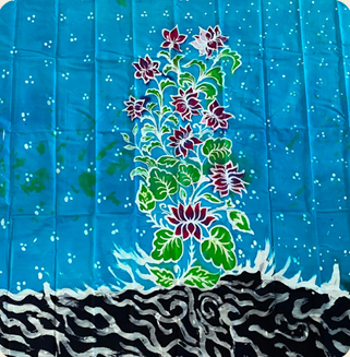 Kain Batik Tulis Malangan biru dengan motif bunga ungu dan gelombang hitam-putih di bagian bawah.