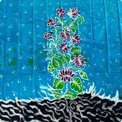 Kain Batik Tulis Malangan biru dengan motif bunga ungu dan gelombang hitam-putih di bagian bawah.