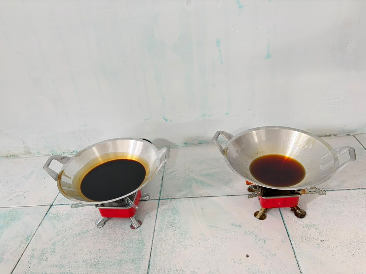 Proses memanaskan malam batik di atas kompor sebelum digunakan untuk membatik.