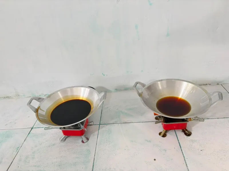 Proses memanaskan malam batik di atas kompor sebelum digunakan untuk membatik.