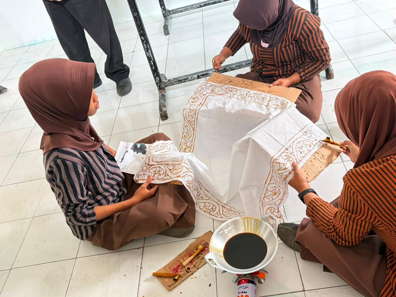 Peserta didik menyanting motif Batik TGP menggunakan canting tradisional.