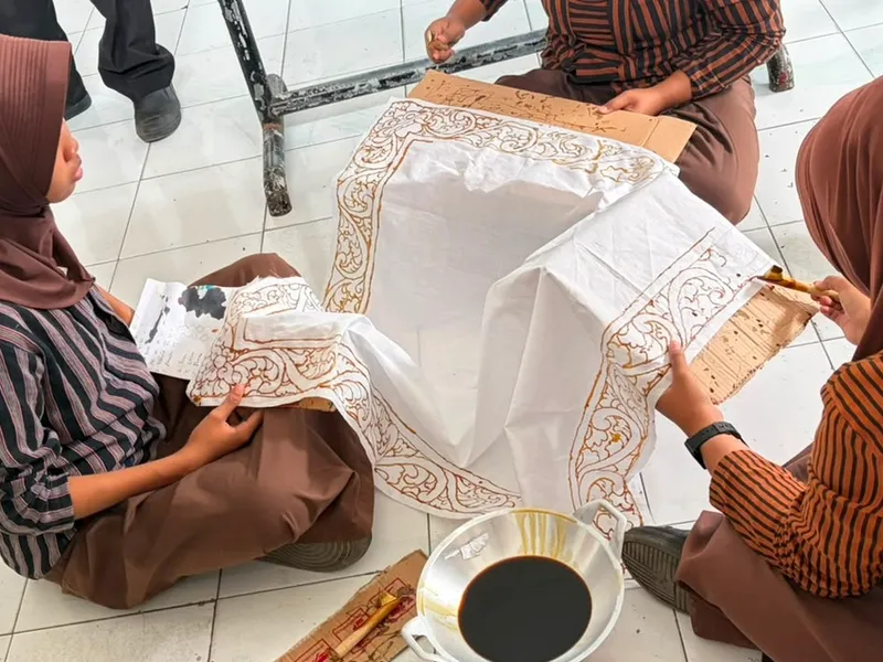 Peserta didik menyanting motif Batik TGP menggunakan canting tradisional.