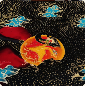 Kain Batik Tulis Malangan motif Topeng Malangan oranye berlatar hitam dengan ornamen awan dan sulur emas.