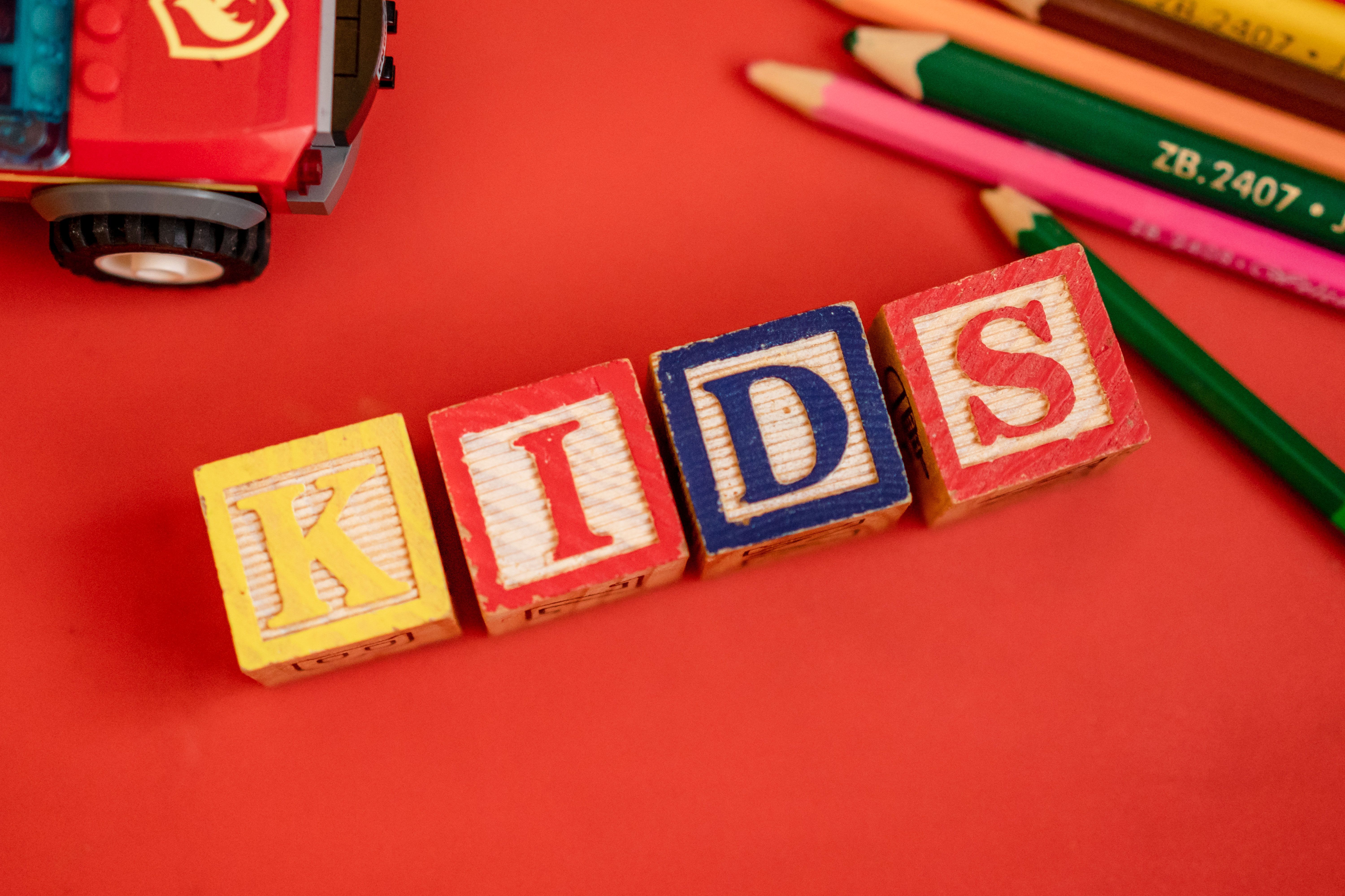 cube écrivant "kids" 