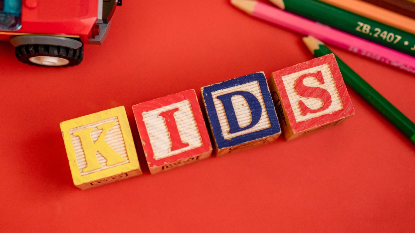 cube écrivant "kids"