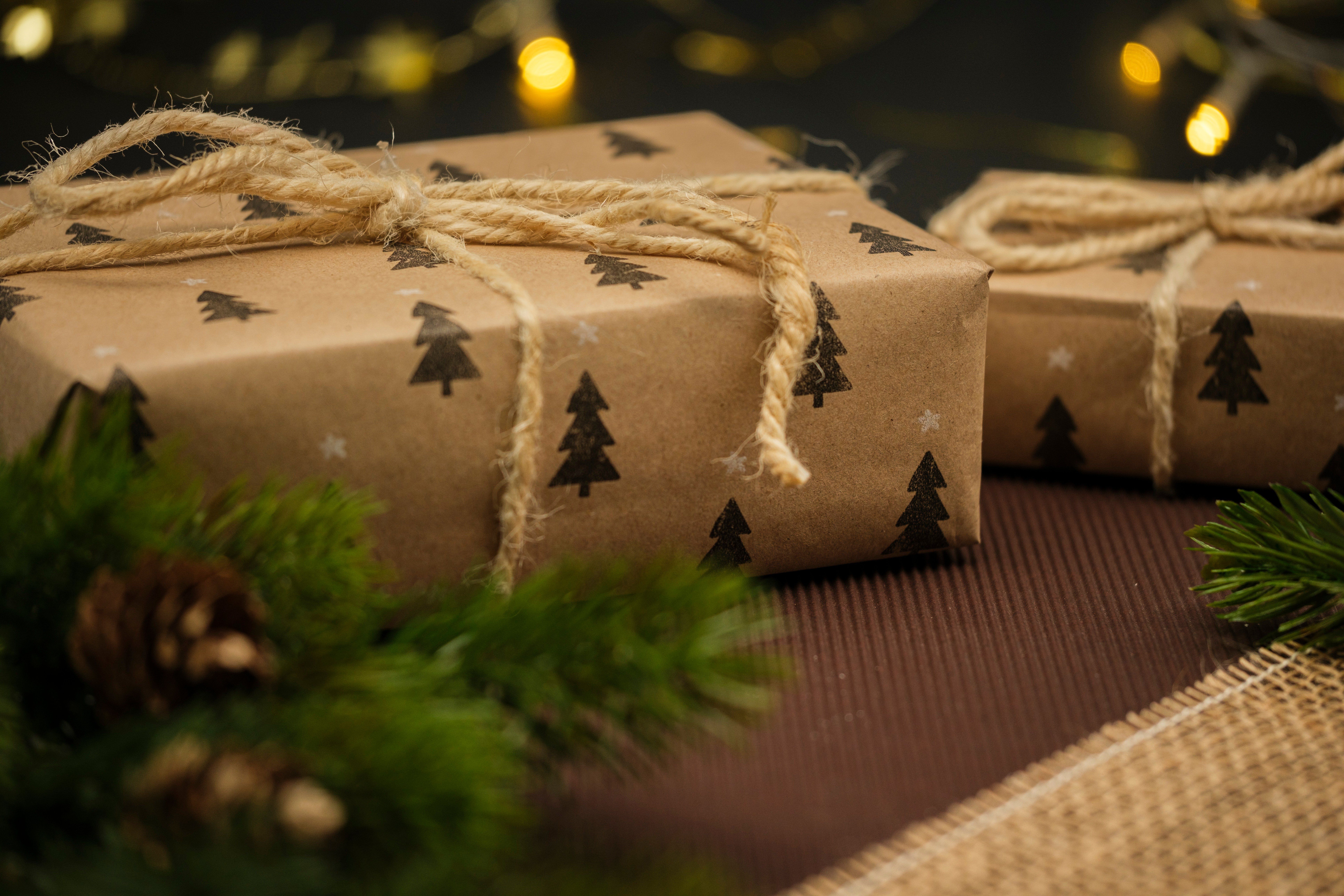 Cadeaux de noël emballé et branches de sapins