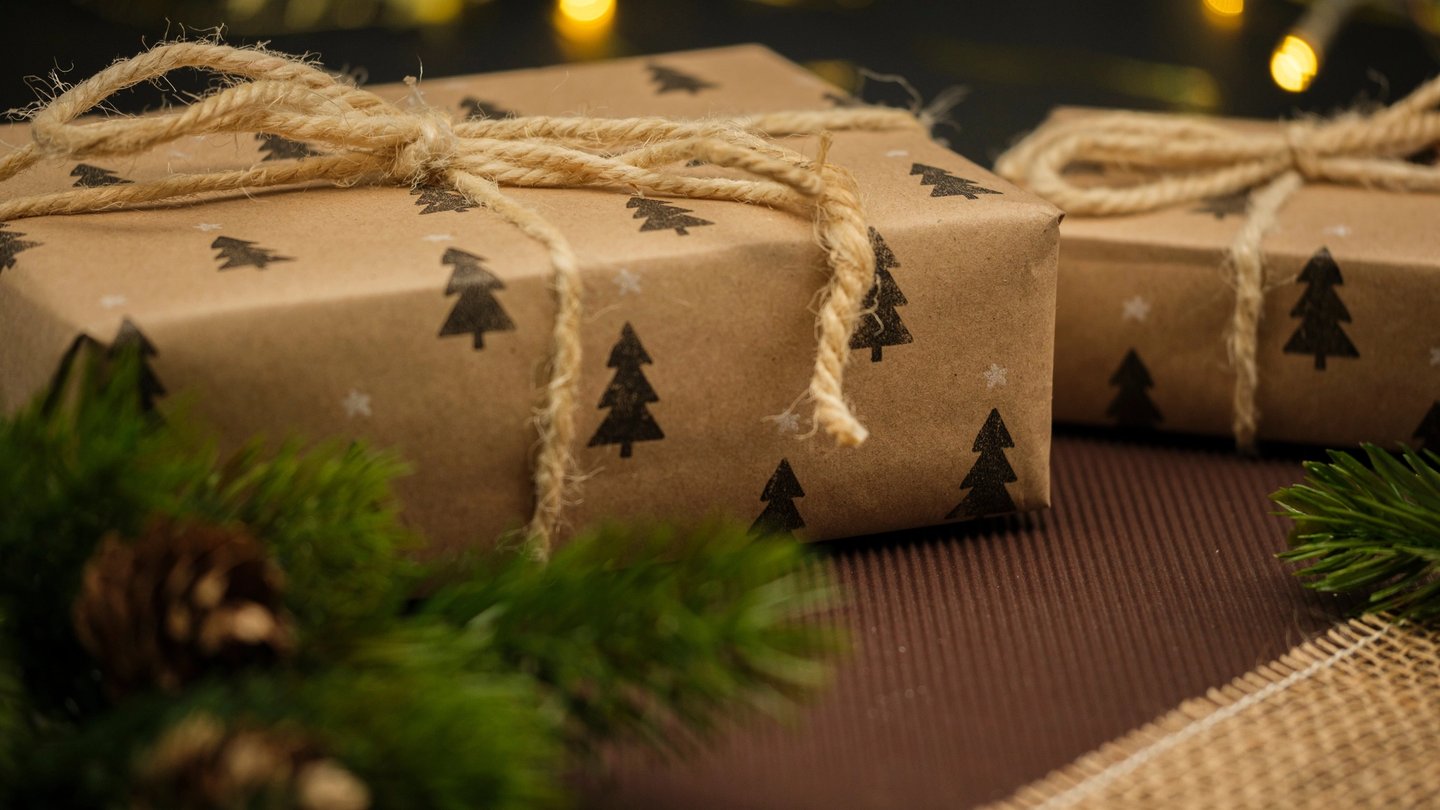 Cadeaux de noël emballé et branches de sapins