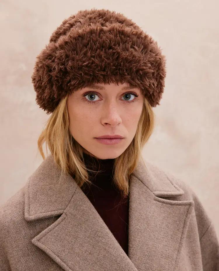 Femme portant un bonnet tricoté