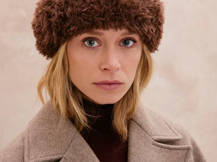 Femme portant un bonnet tricoté