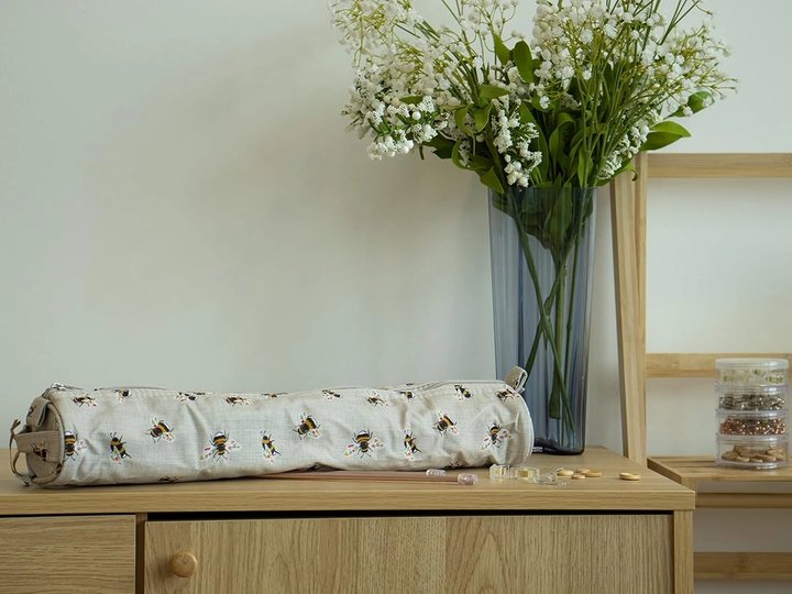 Etui à aiguilles motif abeilles