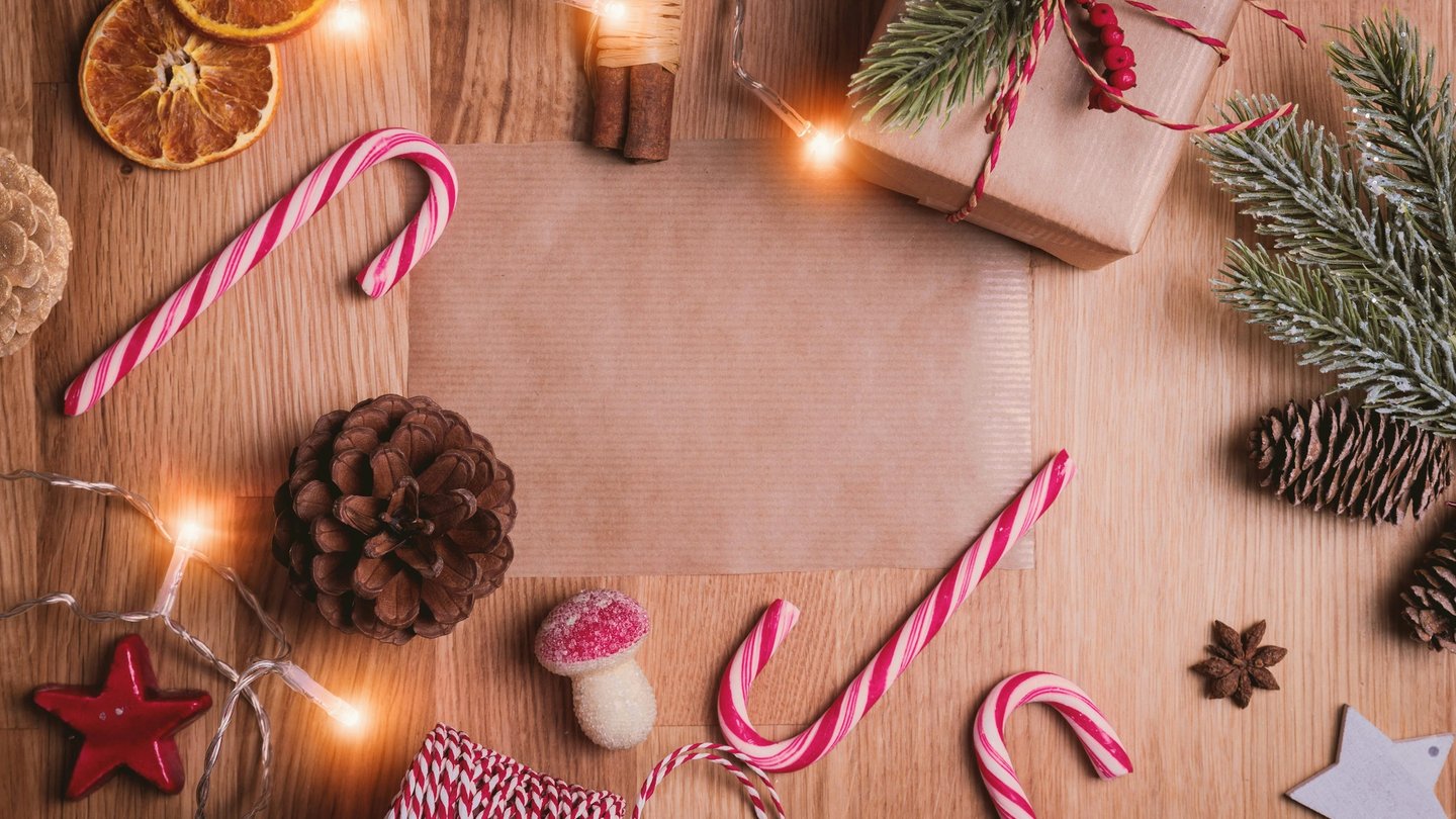 Images de produits de noel en vrac sur un bureau en bois