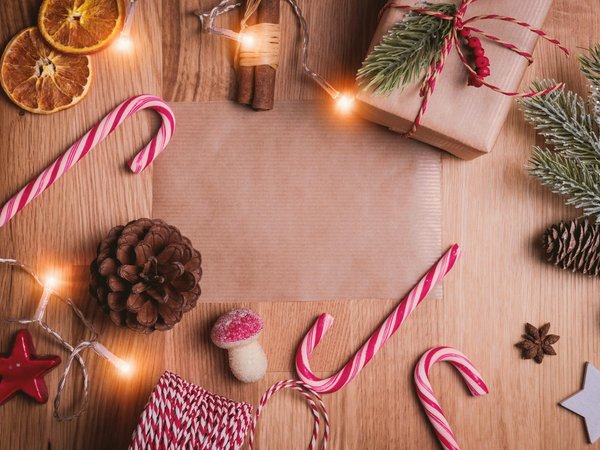 Images de produits de noel en vrac sur un bureau en bois