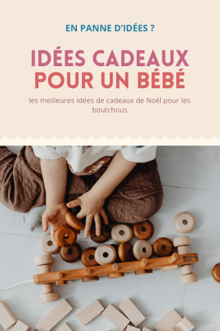 Épingle « Idées cadeaux pour un bébé » : un bébé assis joue avec des anneaux et un chariot en bois sur un sol clair.