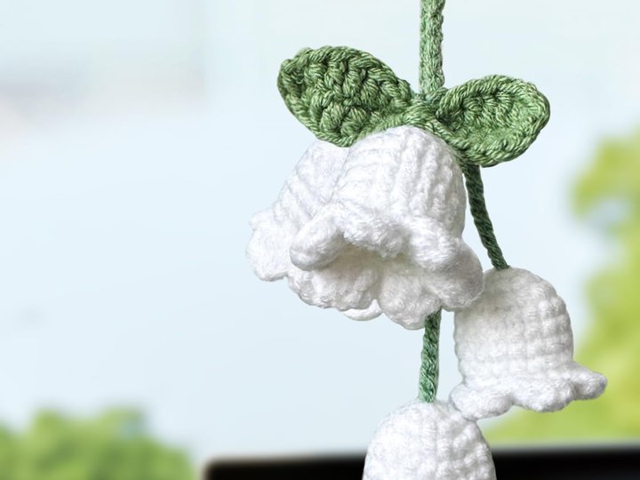 pendentif de rétroviseur fleur blanche
