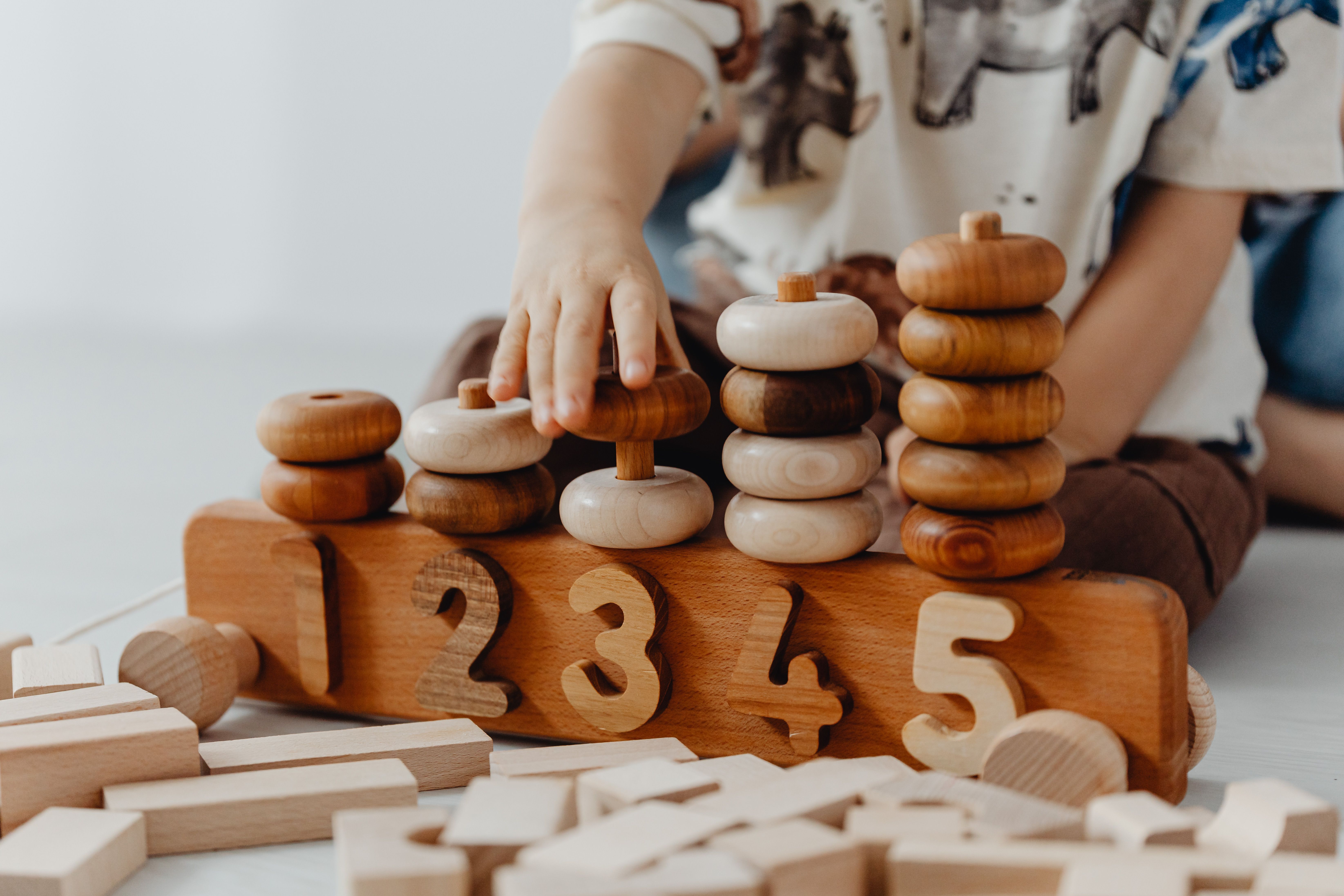 Enfant qui joue avec un jeu en bois 