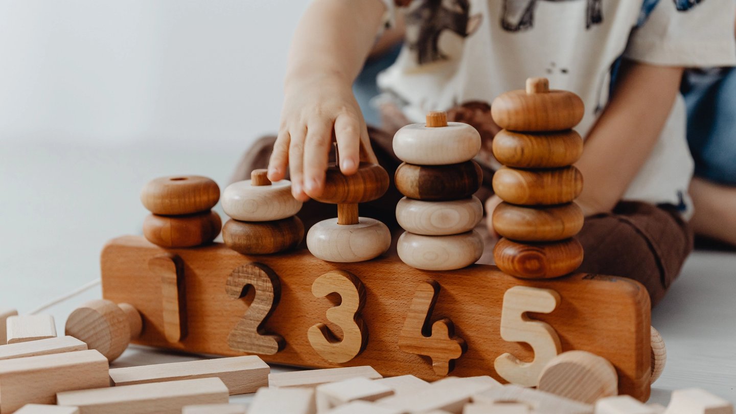Enfant qui joue avec un jeu en bois