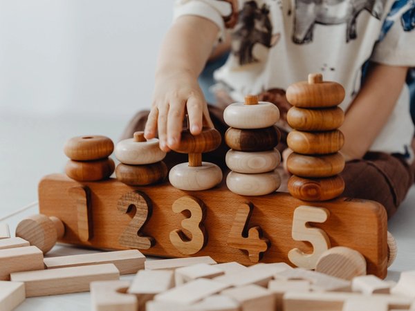 Enfant qui joue avec un jeu en bois