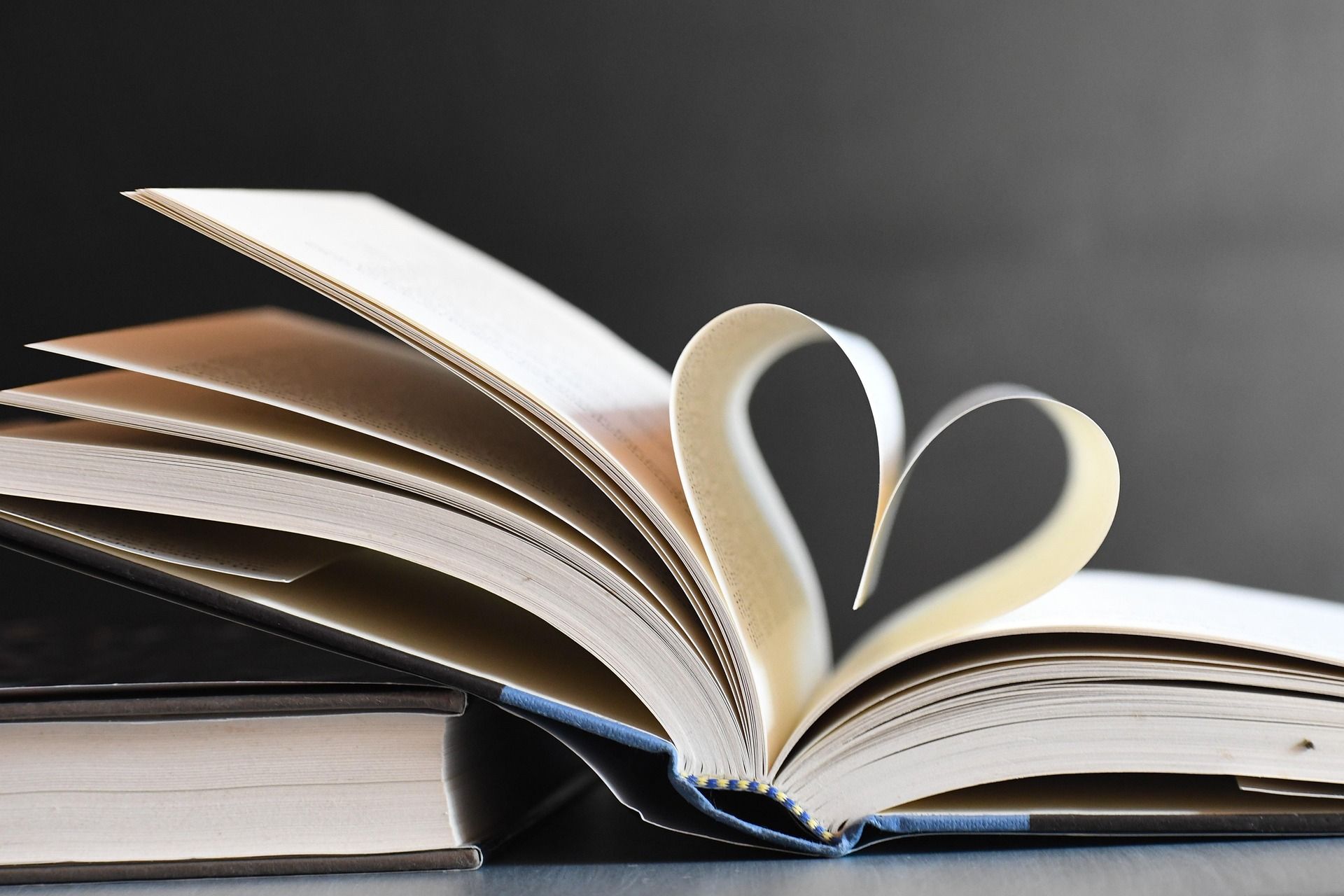 Livre dont les pages forment un coeur