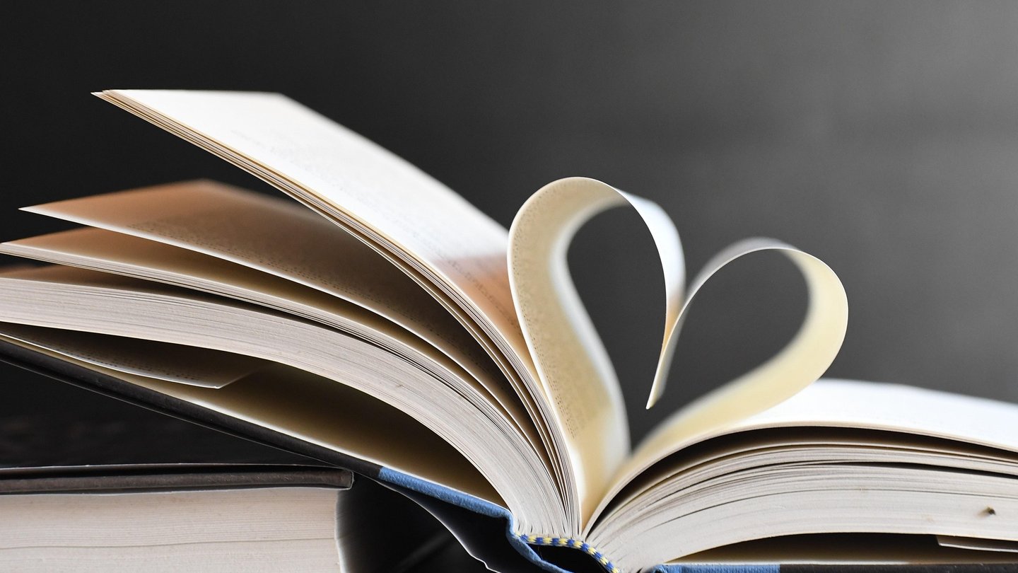 Livre dont les pages forment un coeur