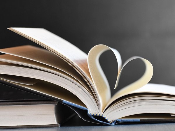 Livre dont les pages forment un coeur