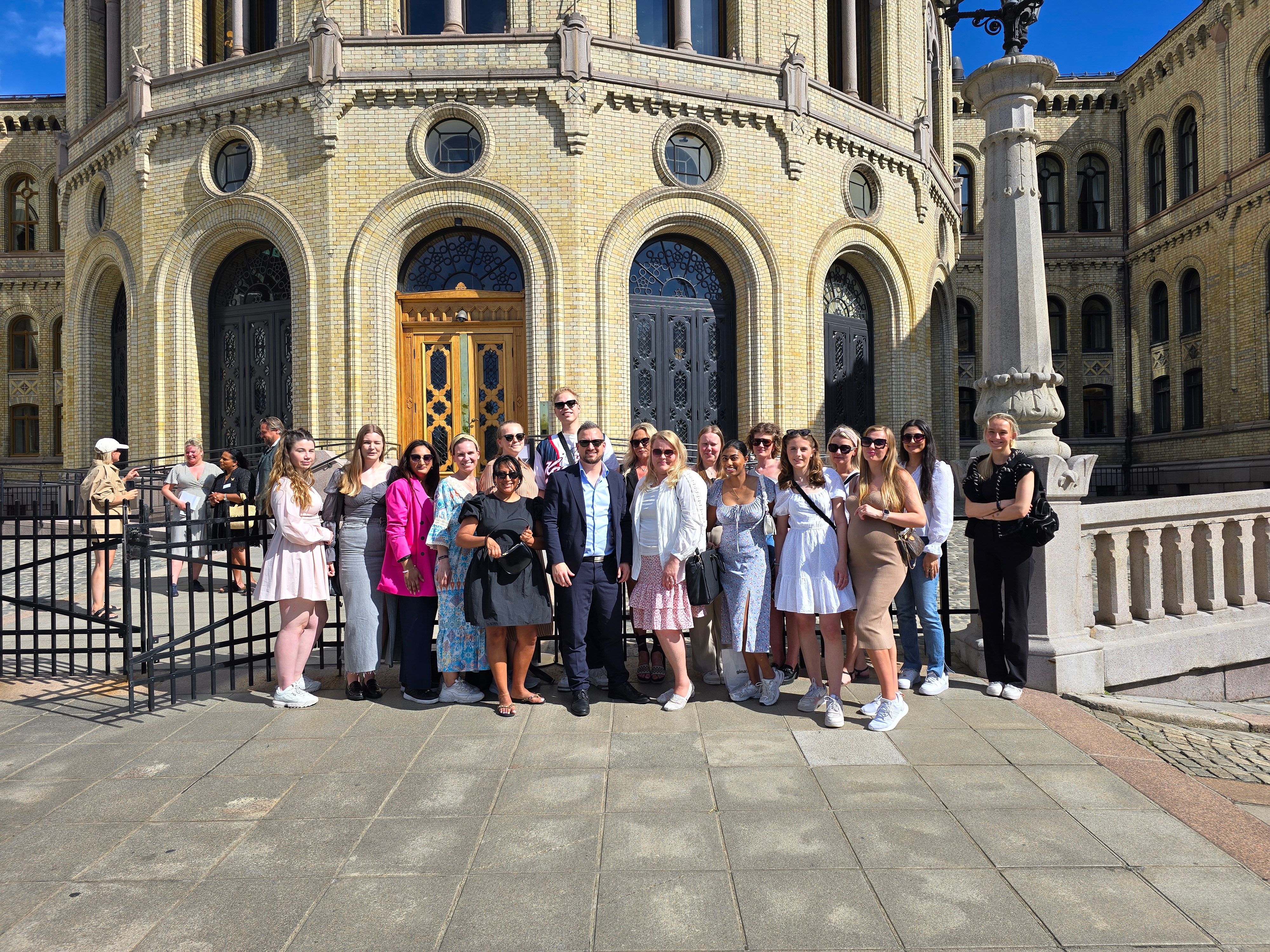 Studenter ved Jusutdanning på omvisning utenfor Stortinget