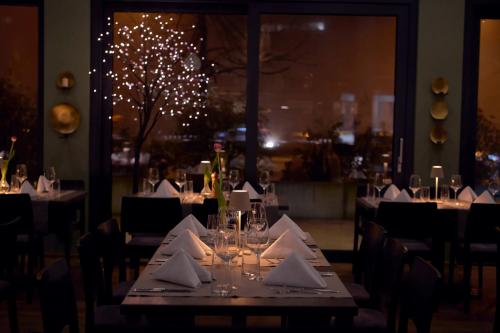 The dining room of Zur Linde, set for the evening
