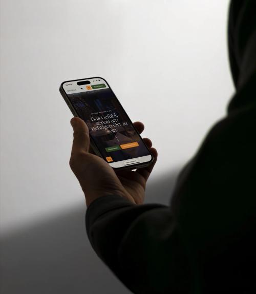 Zur Linde on a phone
