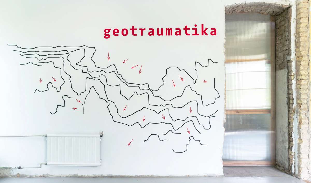 Geotraumatika wall graphic with fissure lines and red arrows, Atletika gallery