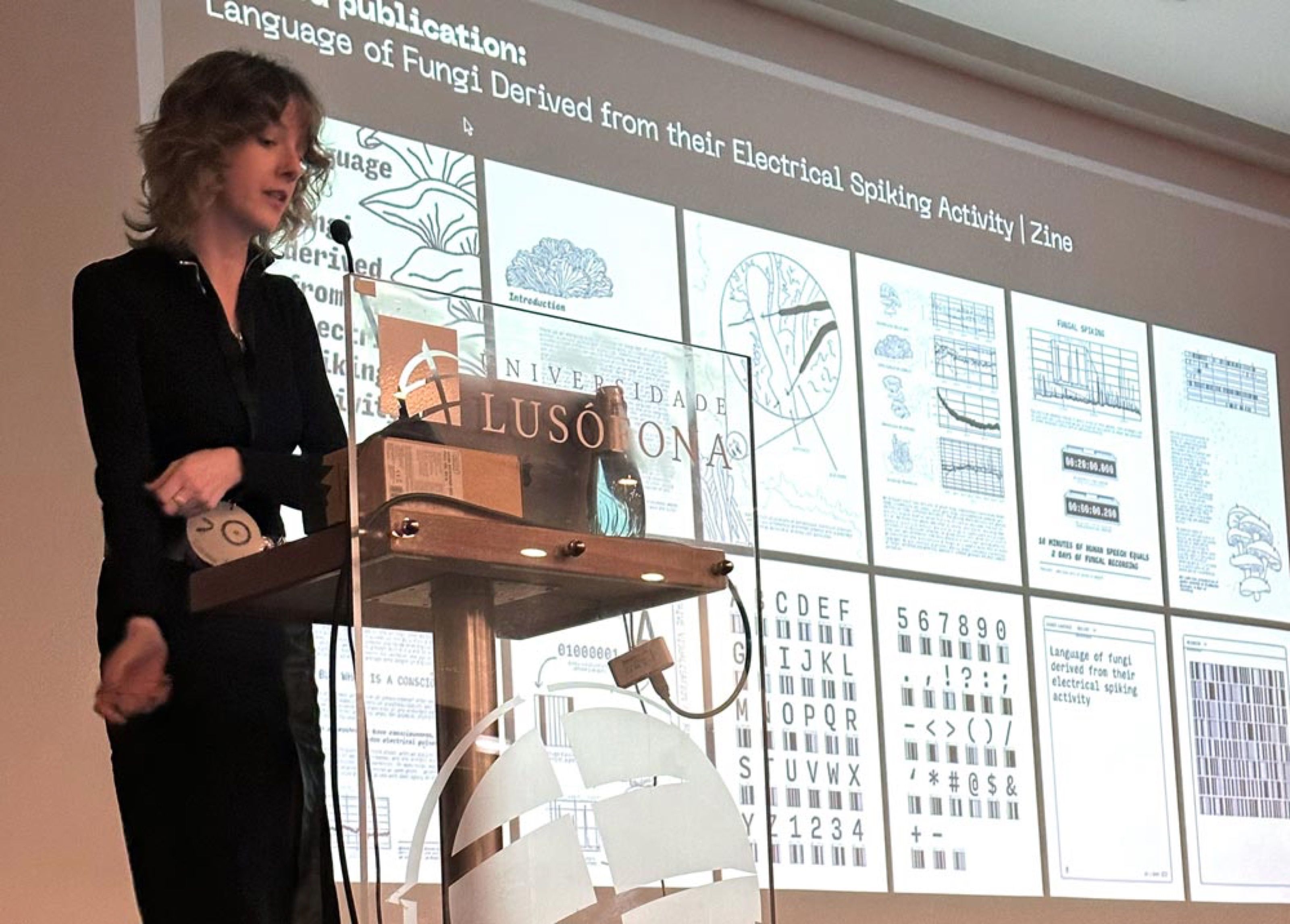 Ringailė Demšytė presenting a zine on the language of fungi at Universidade Lusófona