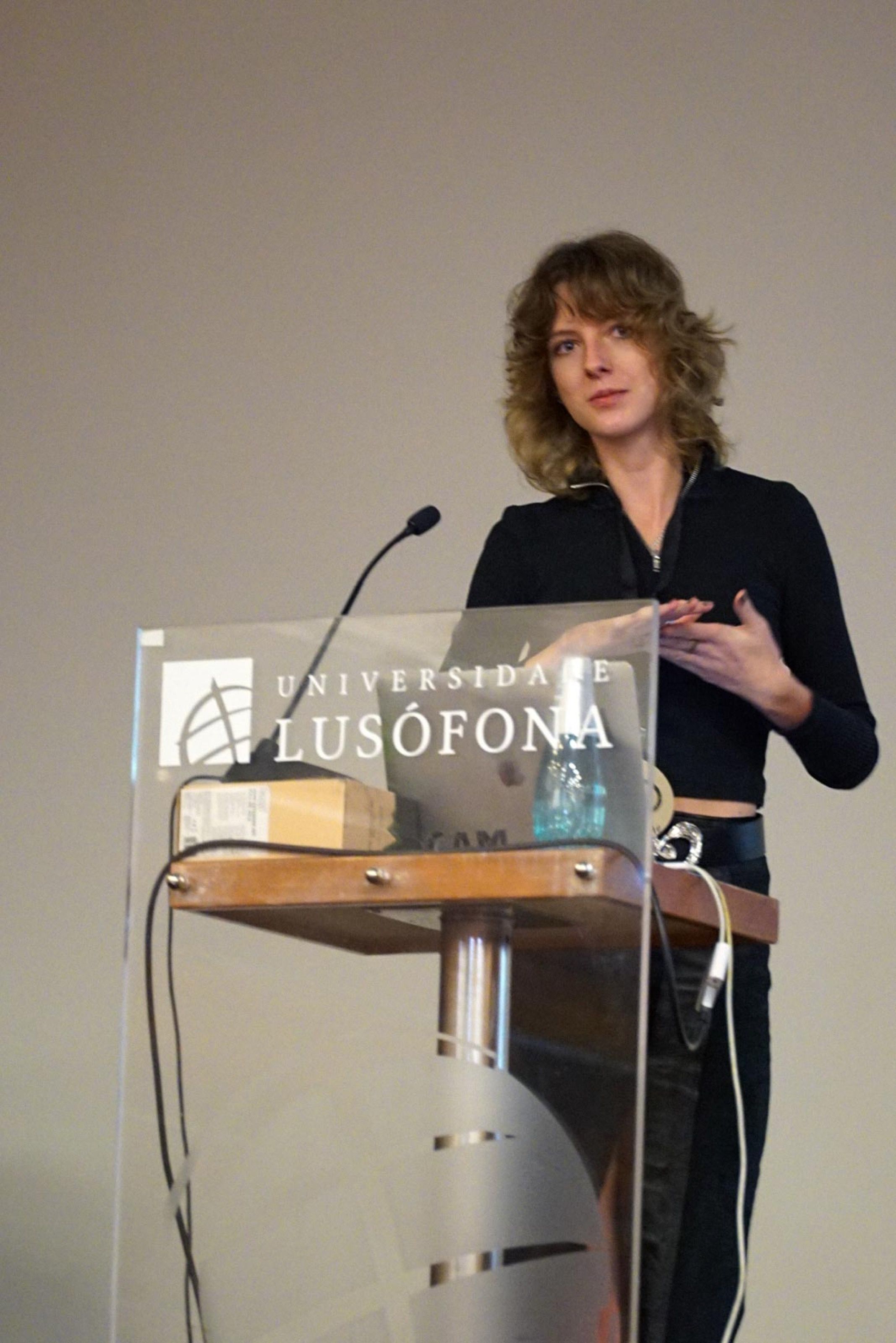 Ringailė Demšytė speaking at a lectern at Universidade Lusófona