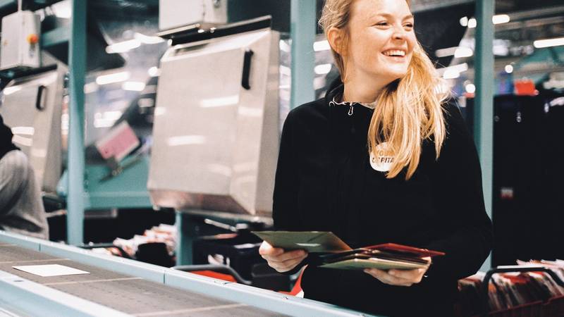 Vrouw sorteert post