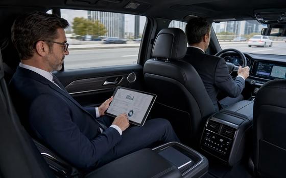 Luxury Chauffeur Service vs Standard Car Service