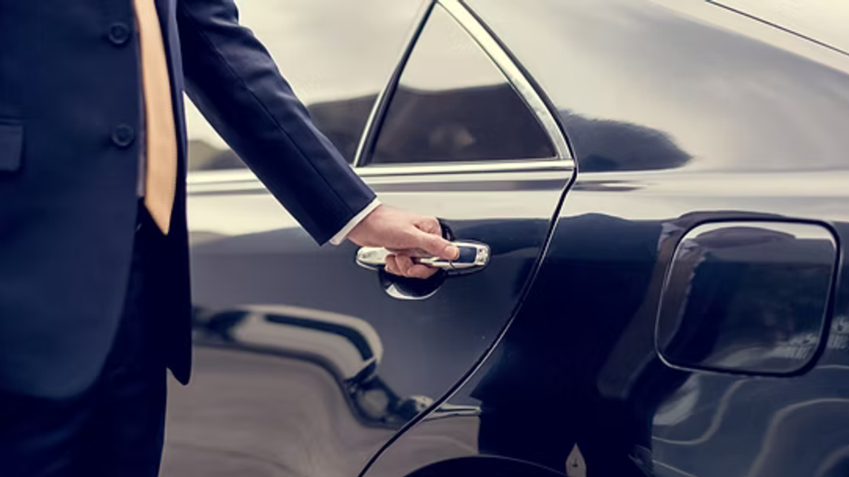 Why You Should Pre-Book Your Airport Car Service Today!