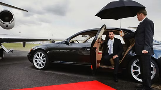 Grand Limousine Luxury: What to Expect from a Professional Limousine Airport Service"