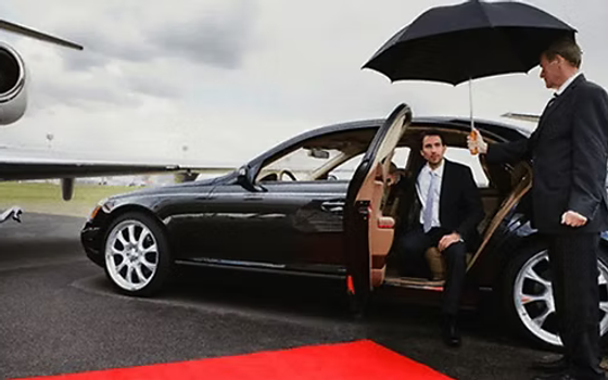 Grand Limousine Luxury: What to Expect from a Professional Limousine Airport Service"