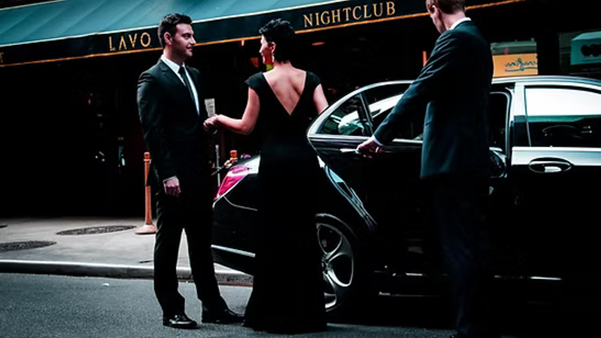 The Glamour and Convenience: Advantages of Using a Limousine for Airport Transfers"