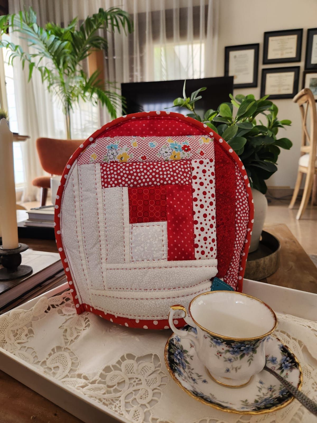 Back of the same tea cosy: a red and white log cabin block with a spotted binding