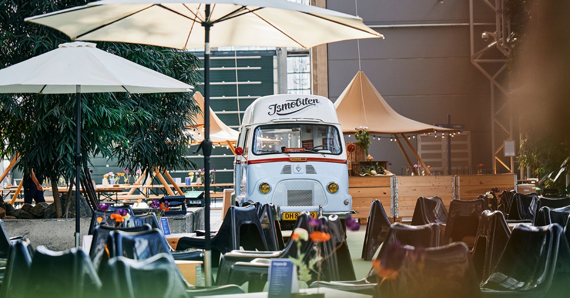 Het Bella Center in Kopenhagen, de hal van binnen met parasols en tafels