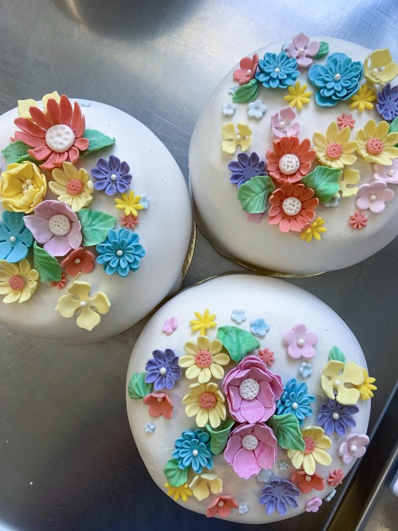 Prinsess vit med färgglada blommor