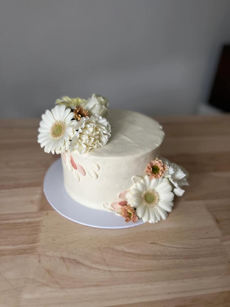 Bröllopstårta m färska blommor