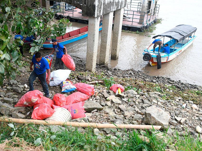 Pescando plásticos, sembrando futuro: la minga del mar en el Golfo de Guayaquil