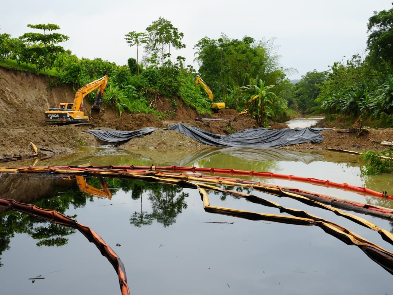 “Nos quedamos sin pesca y sin respuestas”: pescadores de Esmeraldas aún sienten los efectos del derrame petrolero