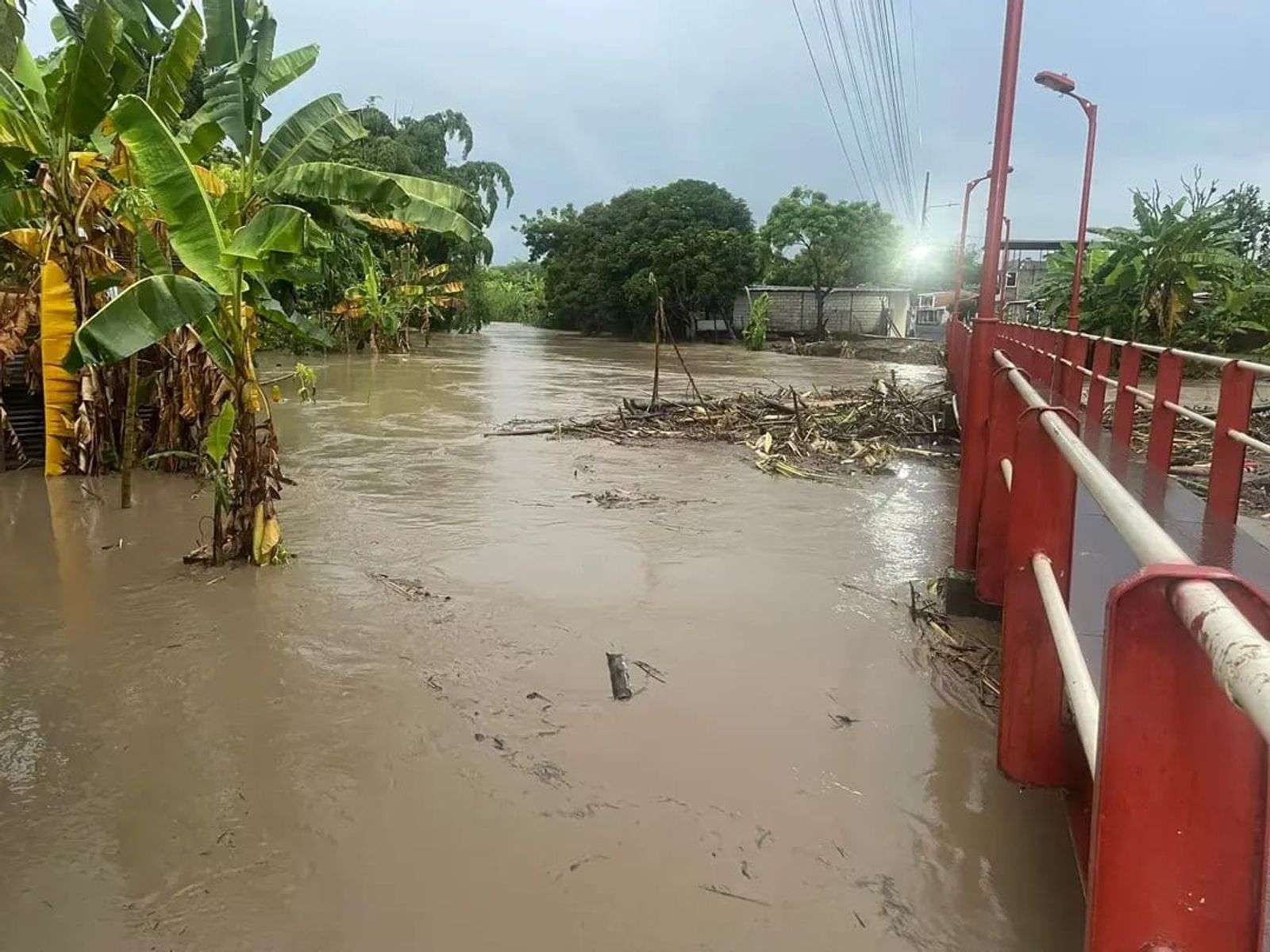 Manabí bajo el agua: comunidades pesqueras claman por ayuda frente a las lluvias